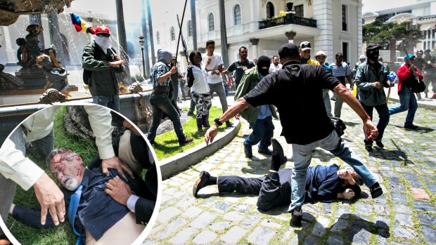 Violenta golpiza a diputados en Venezuela