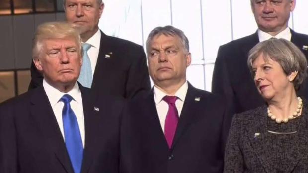 ¡Otra vez! Melania se niega a agarrarle la mano a Trump