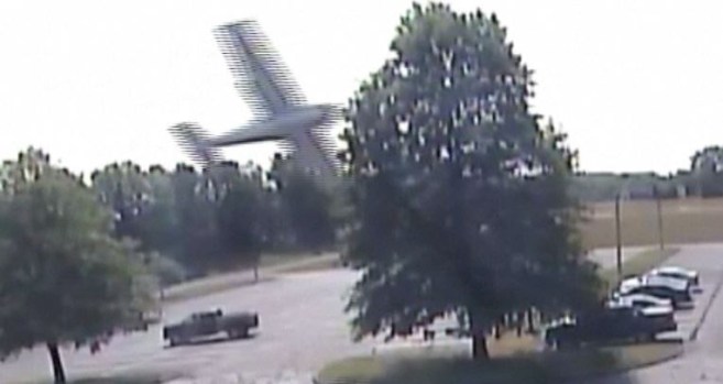 En cámara piloto estrella avioneta en pleno estacionamiento