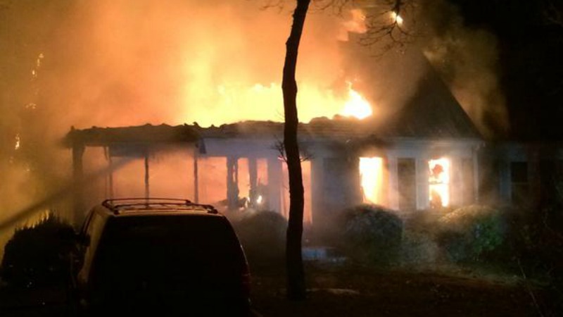 Persona muere en casa destruida por incendio