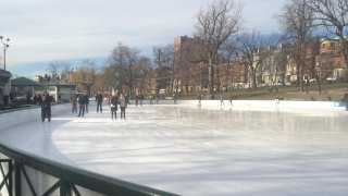 Abren_pista_de_patinaje_del_Boston_Common.jpg