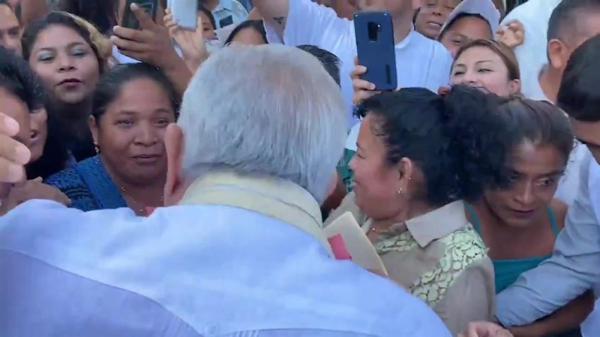Polémico video: Amlo besa a niños a pesar del coronavirus
