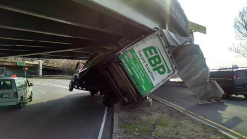 TLMD-Cambdrige-camion-choca-con-puente-