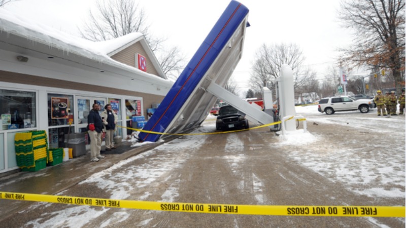 TLMD-New-hampshire-conway-colapsa-techo-en-gasolinera-WCSH-afiliada-nbc