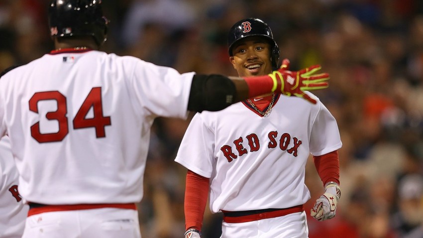 TLMD-Red-sox-mookie-betts-david-ortiz-medias-rojas-5-5-2015-472282586