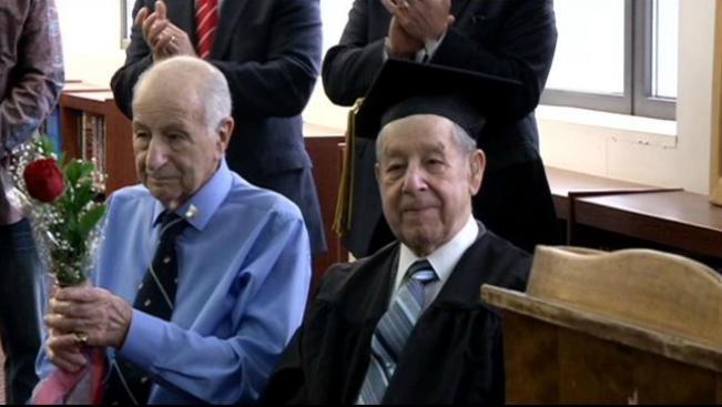 TLMD-Rhode-island-veterano-recibe-diploma-de-secundaria-WJAR