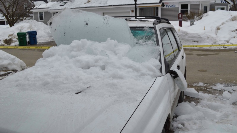 TLMD-burlington-ma--hielo-cae-sobre-carro-ocupado-------