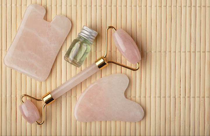 Las celebridades ponen de moda al “Gua Sha” como truco de belleza ...