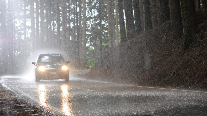 TLMD-lluvia-luces-carro-encendidas-shutterstock_181255835
