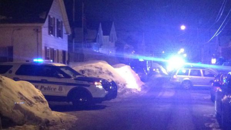 TLMD-lowell-investigan-disparos-contra-casa-y-auto-24-feb-2015-brickett-avenue-smith-street