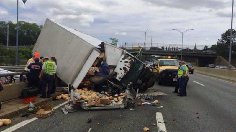 TLMD-newton-camion-de-alimentos-se-voltea