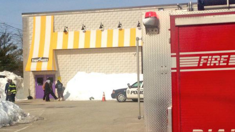 TLMD-westwood-hombre-cae-del-techo-mientras-removia-nieve