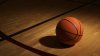 Hombre muere tras pelea en juego de baloncesto de escuela secundaria