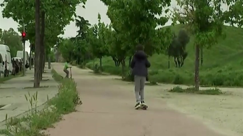Niños de España saborean la libertad tras 6 semanas de encierro
