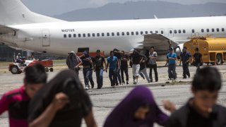 Guatemala recibe el primer grupo de deportados de EEUU en 2020.