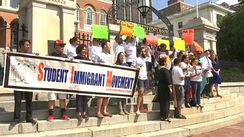 inmigrantes-exigen-baker