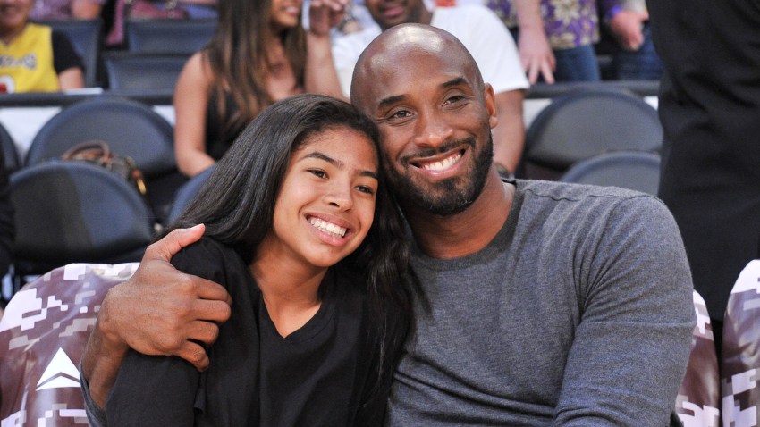 Kobe Bryant y su hija Gianna en un juego de baloncesto en Los Ángeles, el 17 de noviembre de 2019.