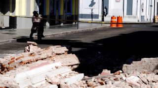 Un hombre observa una edificación afectada después del terremoto de 6.4 de magnitud del 7 de enero del que no han cesados sus réplicas en Ponce.