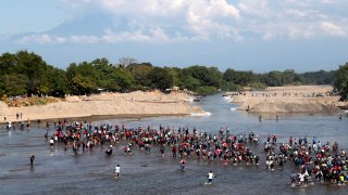 Migrantes cruzan en el Río Suchiate
