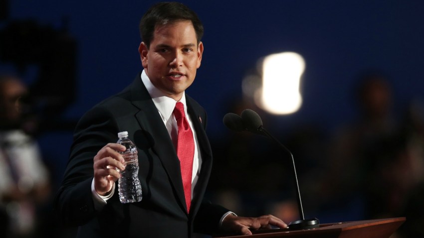 republicano-Marco-rubio-botella-de-agua-agosto-30-2015-GettyImages-151014706