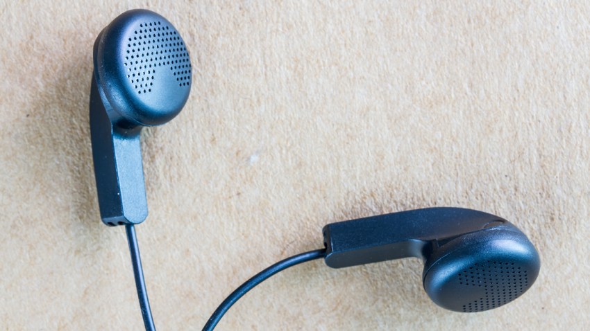 shutterstock_280295999_audifonos_perdida_audicion