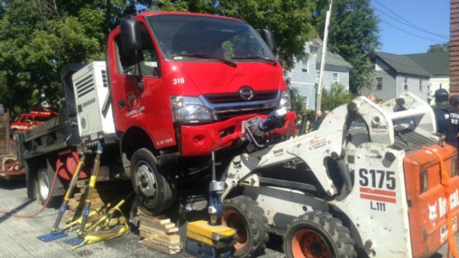 tlmd_dorchester_acciente_obrero_atrapado_boston_fire_5