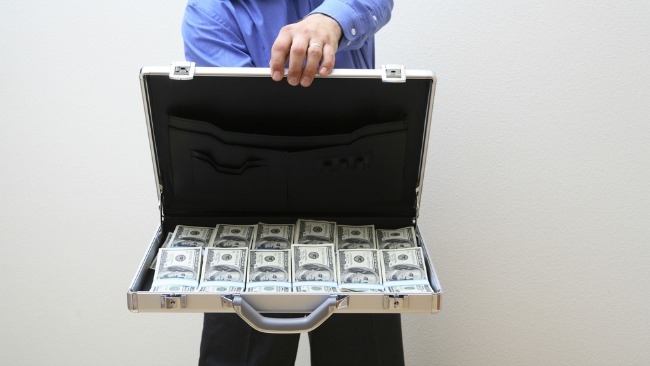 tlmd_money_maletin_dinero_shutterstock_180407189