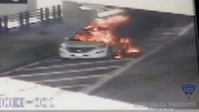tlmd_tlmd_carro_incendio_peaje_east_boston