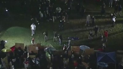 Manifestantes y autoridades se enfrentan en UCLA