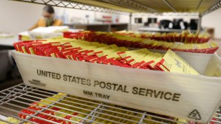 Boletas electorales esperan en una oficina del USPS para ser procesadas en Salt Lake, Utah.