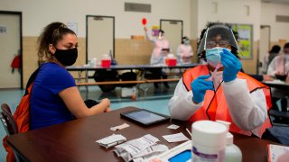 NYU Langone Medical Center dijo que no programaría nuevas citas debido a dosis insuficientes. Muchos hospitales en todo el estado están sintiendo la misma crisis, incluso cuando la carrera para vacunar continúa. Hubo confusión de vacunas de otro tipo en Brooklyn el jueves por la noche. Se difundió el rumor desde el servicio de mensajería WhatsApp de que un refrigerador que contenía vacunas estaba fuera de servicio en la Terminal del Ejército de Brooklyn y más de 400 dosis se distribuían por orden de llegada a cualquier adulto. Los problemas también afectaron a otras partes del estado. Los funcionarios dijeron que a principios de semana se compartió un enlace de programación no publicado, lo que permitió por error a las personas hacer citas en sitios operados por el estado en Binghamton, Buffalo, Plattsburgh, Potsdam, Utica y más localmente, Stony Brook. Aquellos que hicieron citas no autorizadas a través de ese enlace, por lo que sus reservas se anularon para garantizar "equidad y acceso equitativo", dijo el estado. Tal como están las cosas, los tiempos de espera para las citas se han extendido al menos hasta mediados de abril debido a la oferta federal limitada, dice el gobernador Andrew Cuomo. El estado solo recibe 300.000 dosis por semana. Ese número no ha cambiado a pesar de los millones de personas nuevas que se han vuelto elegibles desde que comenzó el lanzamiento. A ese ritmo, se necesitaría al menos medio año para vacunar solo a la población actualmente elegible.