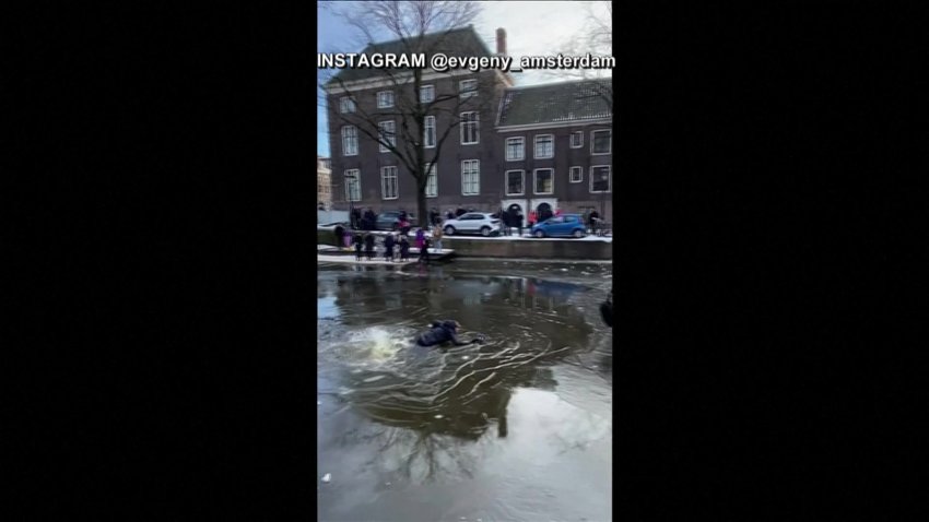 Video: patinadores caen al agua helada en Ámsterdam