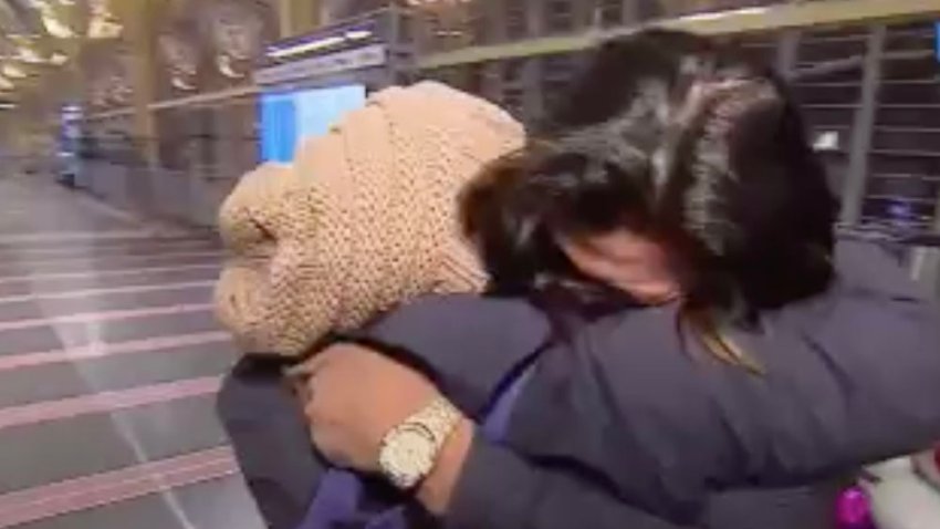Desgarrador: el abrazo que esperó dos años entre una migrante hondureña y su hijo