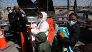 Organismos internacionales apoyan a un grupo de migrantes en un cruce fronterizo en Ciudad Juárez