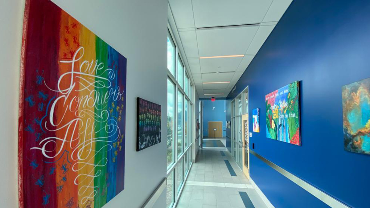 Los pasillos de la comandancia de la policía de Orlando se pintaron de colores con artes de la comunidad para rendir tributo a las 49 víctimas de Pulse.