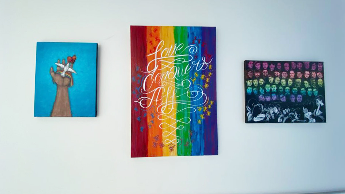Los pasillos de la comandancia de la policía de Orlando se pintaron de colores con artes de la comunidad para rendir tributo a las 49 víctimas de Pulse.