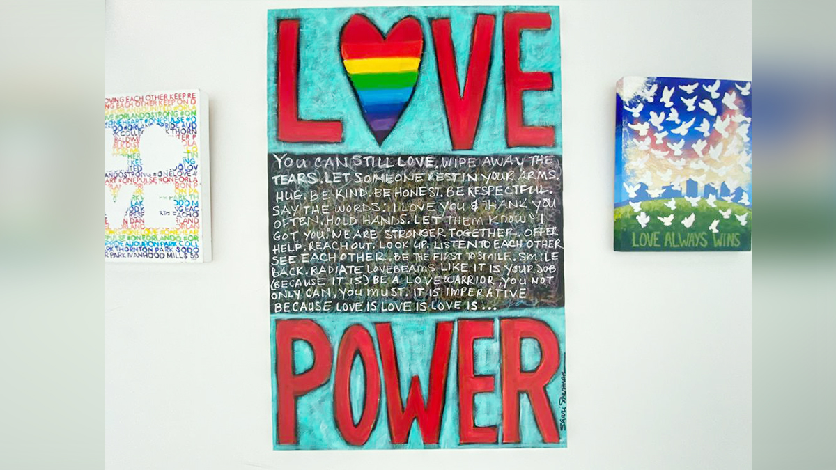 Los pasillos de la comandancia de la policía de Orlando se pintaron de colores con artes de la comunidad para rendir tributo a las 49 víctimas de Pulse.