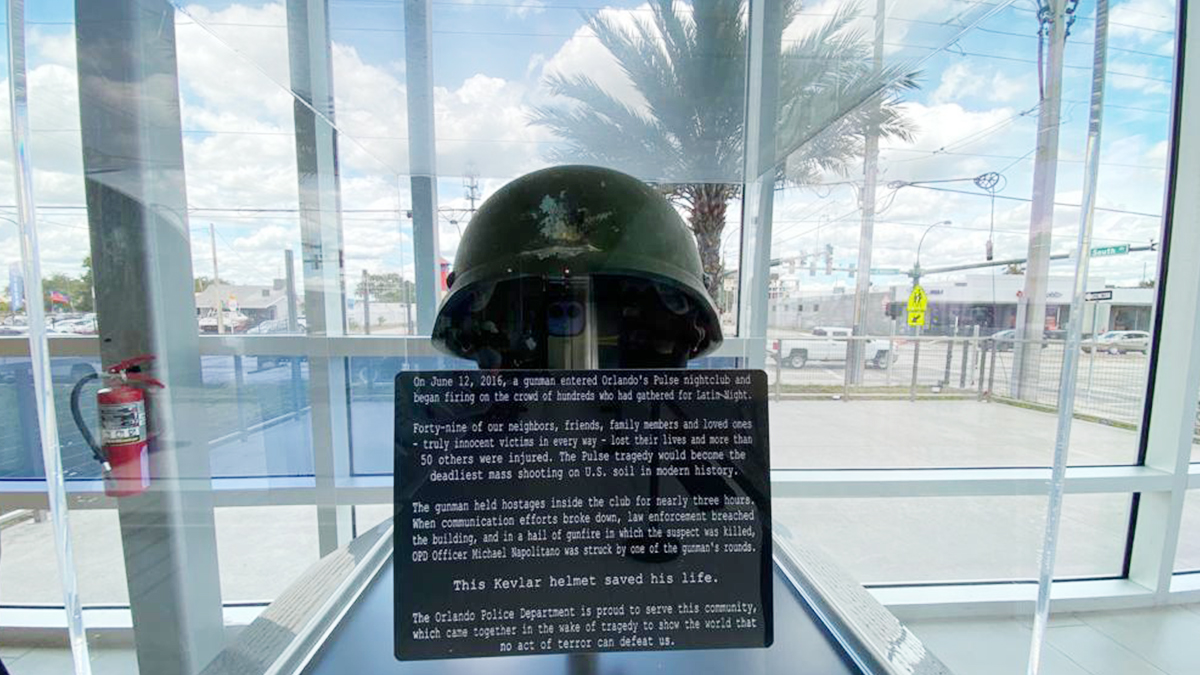 Casco baleado del oficial de la policía de Orlando, Michael Napolitano.