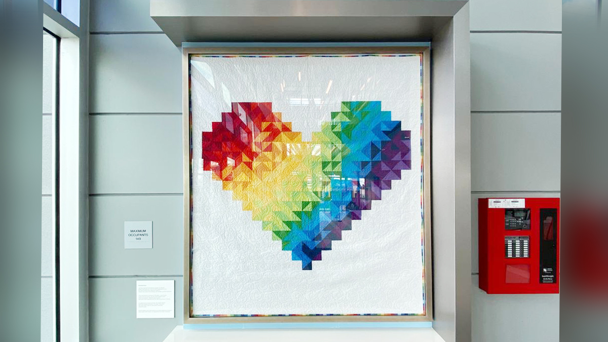 Los pasillos de la comandancia de la policía de Orlando se pintaron de colores con artes de la comunidad para rendir tributo a las 49 víctimas de Pulse.