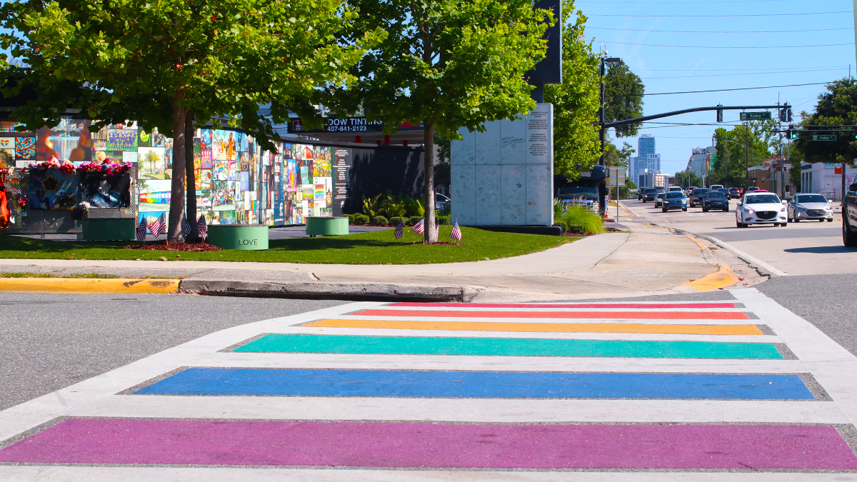 Un hermoso y colorido cruce peatonal te da la bienvenida al monumento provisional de Pulse.