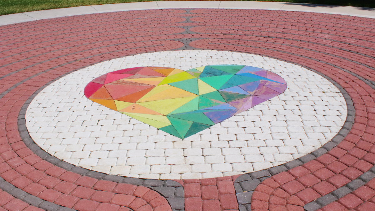 El laberinto en honor a las víctimas de Pulse está ubicado en Colonialtown Square Park. Cuenta con un hermoso corazón de colores rodeado por los 49 de las víctimas de la masacre.