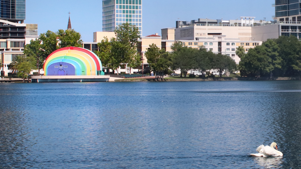 El anfiteatro Walt Disney en el parque del Lago Eola, fue transformado en un hermoso arcoíris luego de la masacre.