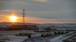 Tuberías para el oleoducto Keystone XL apiladas en un patio cerca de Oyen, Alberta, Canadá, el martes 26 de enero de 2021.
