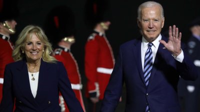 En video: la primera dama regaña al presidente Biden en pleno evento