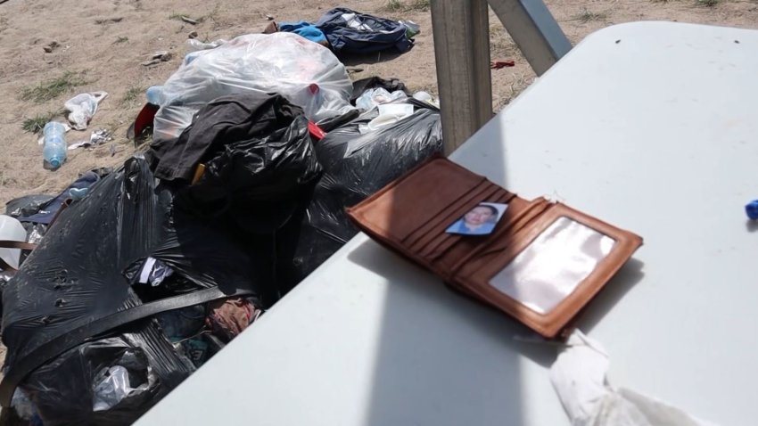 Foto de una billetera con una foto y bolsas de basura