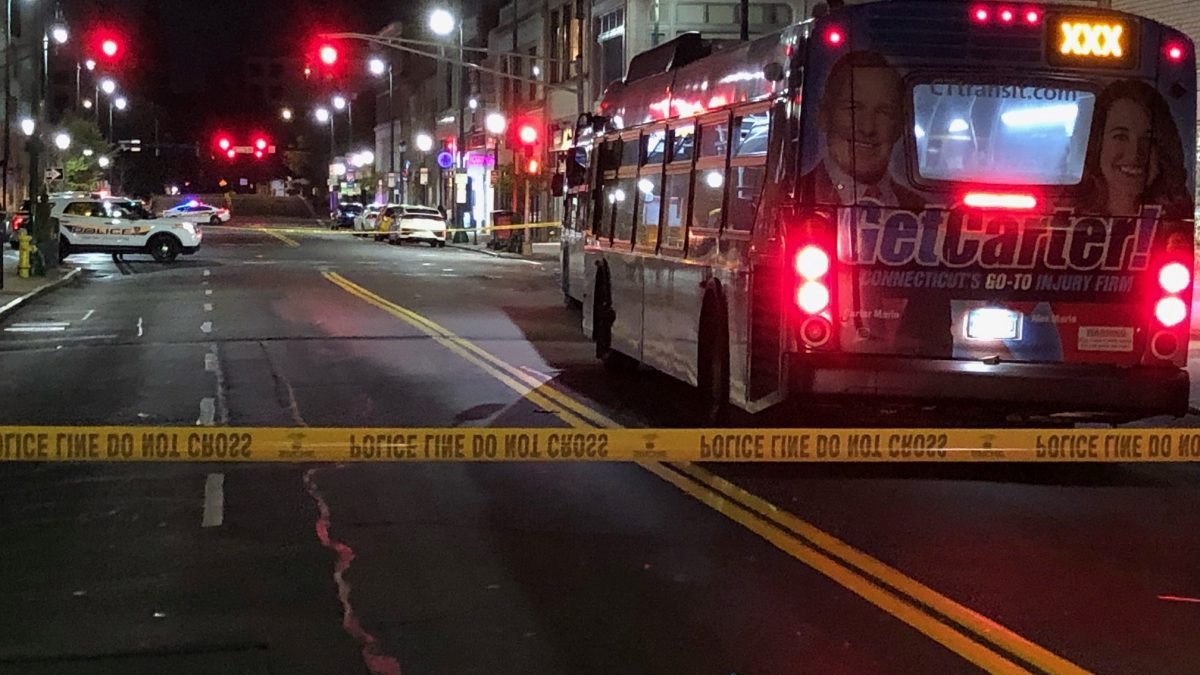 Mujer muere tras ser impactada por bus de CT Transit en New Haven ...