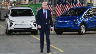 El presidente de Estados Unidos, Joe Biden, camina cerca de los vehículos Chevy cuando llega para pronunciar sus comentarios durante una visita a la planta de ensamblaje de vehículos eléctricos CERO de General Motors Factory en Detroit, Michigan, el 17 de noviembre de 2021.