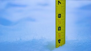 Foto de una cinta metrica en la nieve