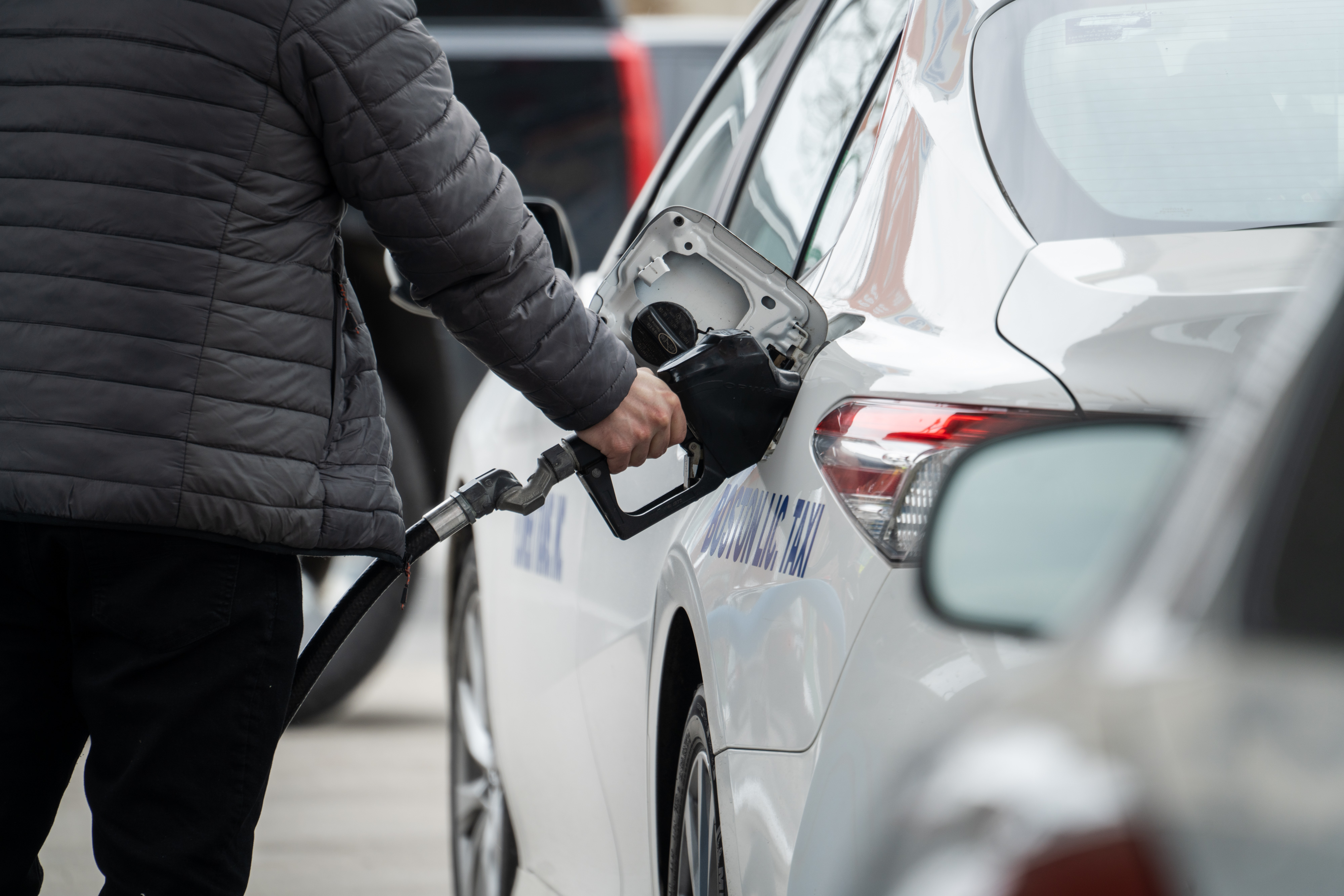¿Massachusetts podría suspender impuesto al combustible hasta que bajen los precios?