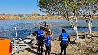 Fotografía de personal de migración en el Río Bravo